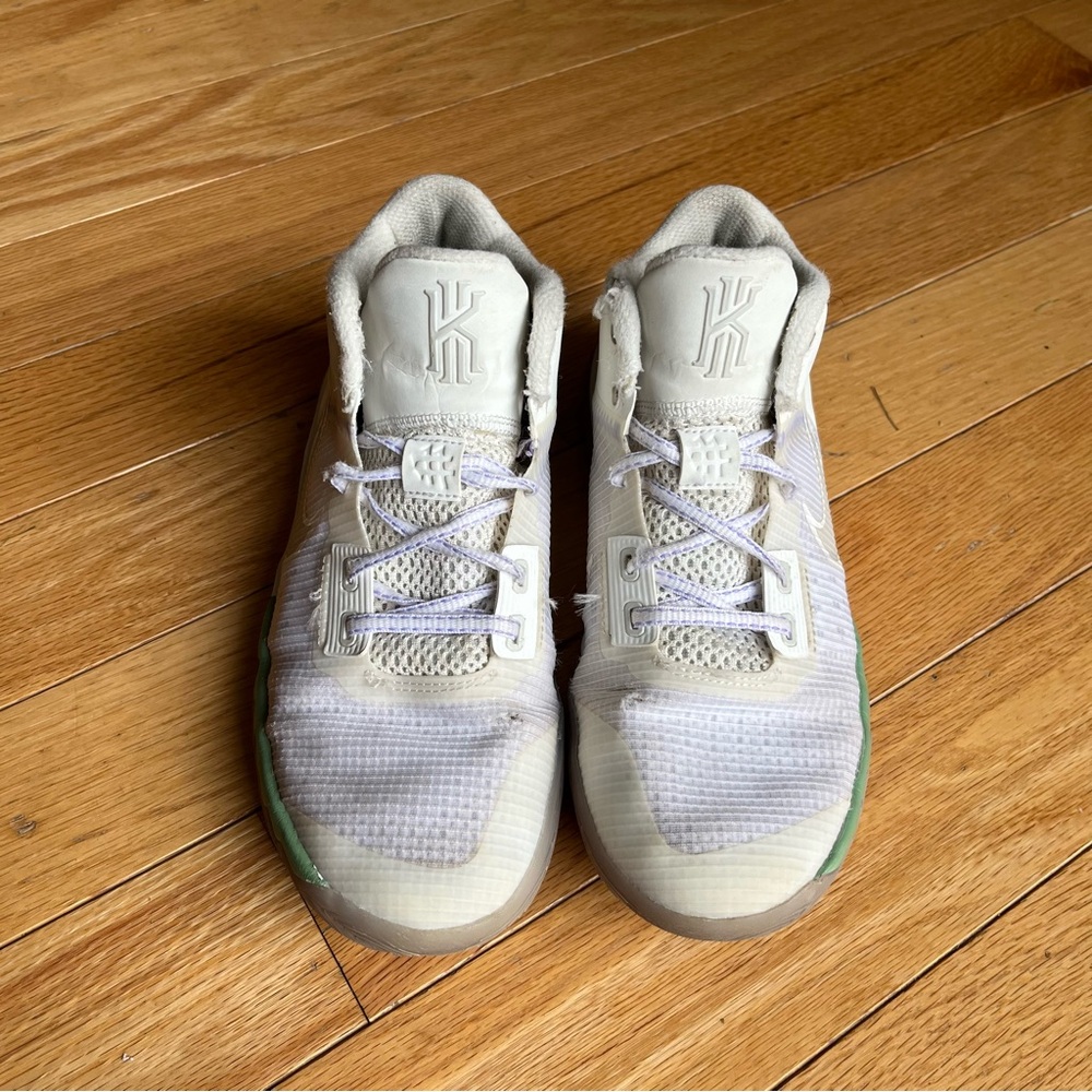 Nike Kyrie Basketball Shoes, size 5Y